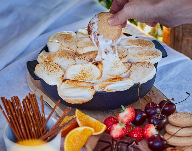 Gegratineerde marshmallows met zomerfruit van de barbecue